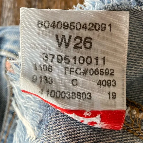 Vintage Y2K Levi’s 501 Button Fly Mid Rise Raw Hem Jean Shorts - Picture 8 of 10